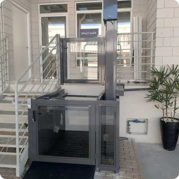 plataforma com portões e guarda corpo